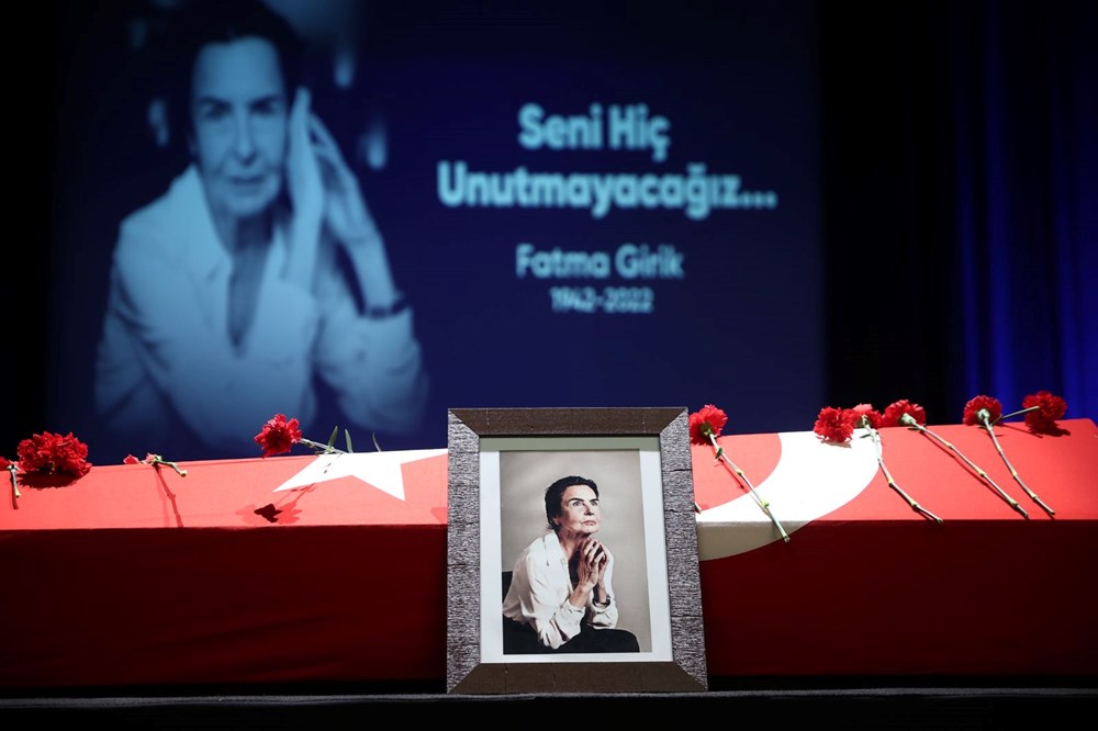 USTA OYUNCU FATMA GİRİK SON YOLCULUĞUNA UĞURLANDI... Usta oyuncu Fatma Girik son yolculuğuna uğurlandı - 26