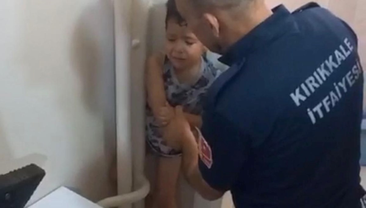 Kalorifer borusu ile duvar arasına sıkışan çocuğu itfaiye kurtardı Kalorifer borusu ile duvar arasına sıkışan çocuğu itfaiye kurtardı