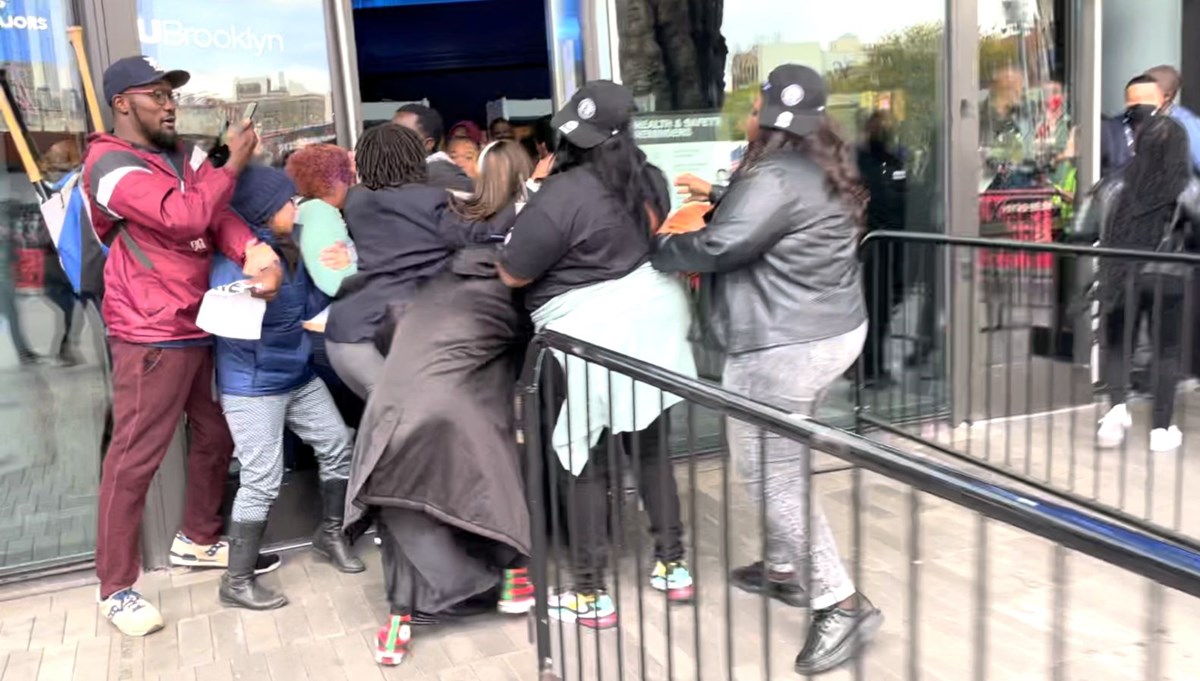 NBA'de Kyrie Irving’in destekçileri protesto düzenledi