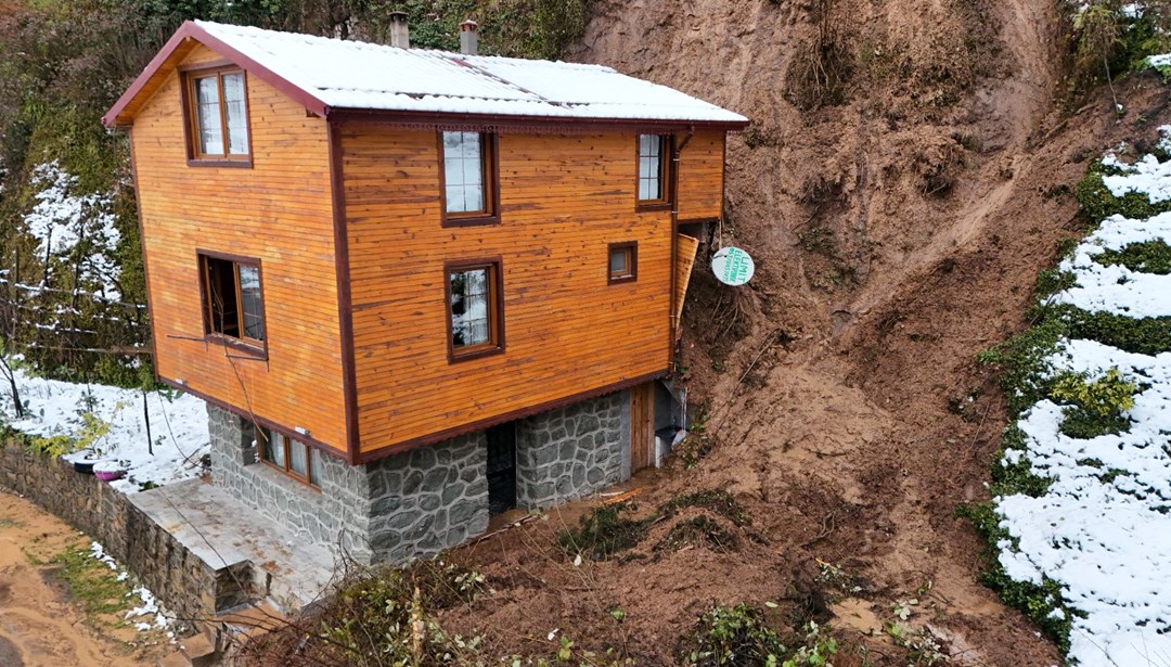 Heyelan evin girişini kapattı: Mahsur kalanlar iş makinesiyle çıkartıldı