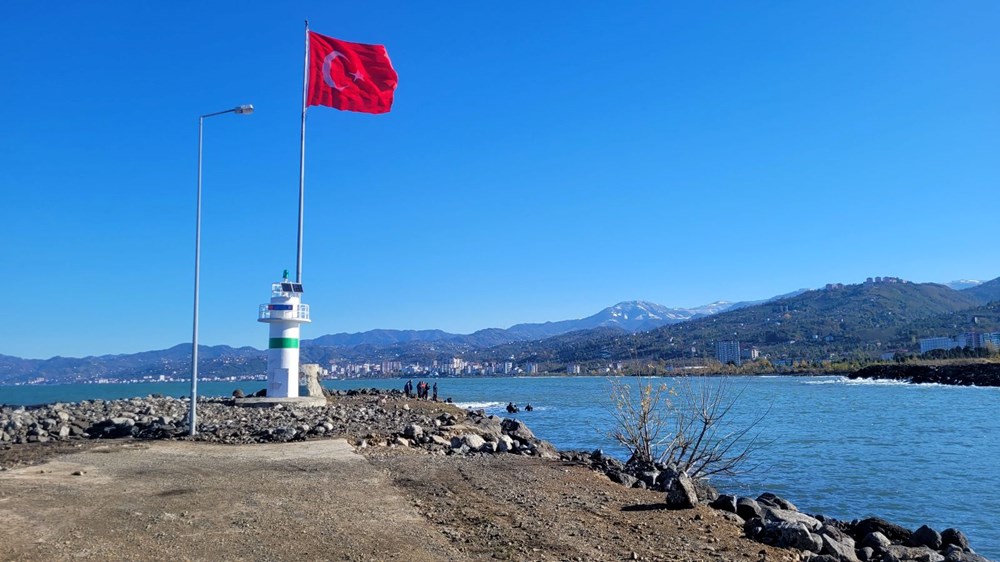 Dalgalara kapılan iki genç için denize atladı - 10