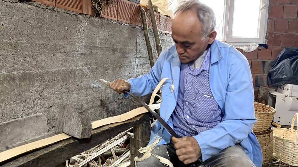 Kanser hastalığına rağmen işini bırakmadı, 51 yıldır aralıksız sürdürüyor: Babasından öğrendiği mesleği yaşatıyor - 1