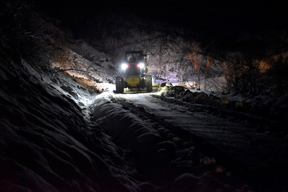 Bitlis'te kar ve tipi nedeniyle yolda mahsur kalanlar kurtarıldı - 1