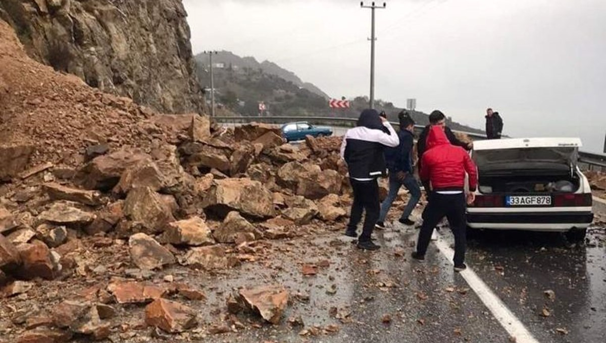 Mersin-Antalya karayolunda heyelan: 1 yaralı