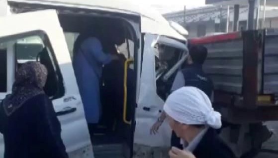 İşçi servisi ile TIR çarpıştı: 4 yaralı