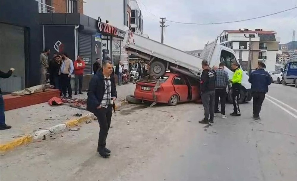 Kontrolden Çıkan Araç Kamyonetle Çarpıştı: Korkunç Bir Durum 72 w8CaKy Z302OeL45GC73qg