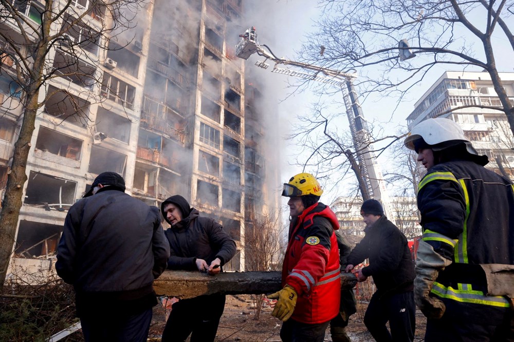 Rusya-Ukrayna Savaşı'nın en acı fotoğrafları: Ölülerini gömemeyen halk toplu mezarlar kazıyor - 6