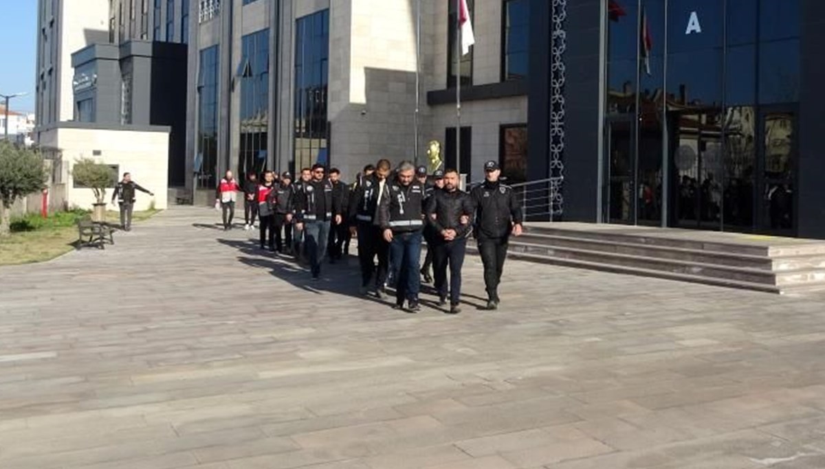 Otelde balyozlu ve bıçaklı kavga: Bir kişinin parmakları kırıldı, 10 gözaltı var Otelde balyozlu ve bıçaklı kavga: Bir kişinin parmakları kırıldı, 10 gözaltı var