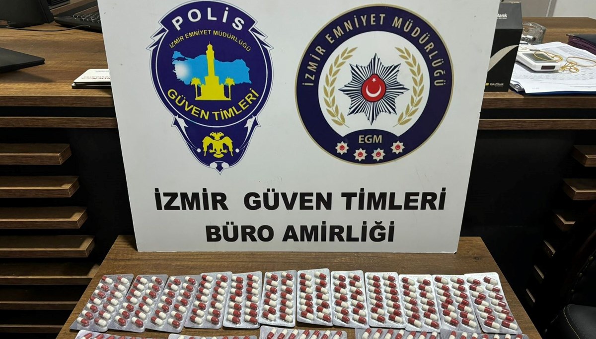 İzmir'de sokakta seyyar eczacı gibi gezen torbacı yakalandı İzmir'de sokakta seyyar eczacı gibi gezen torbacı yakalandı