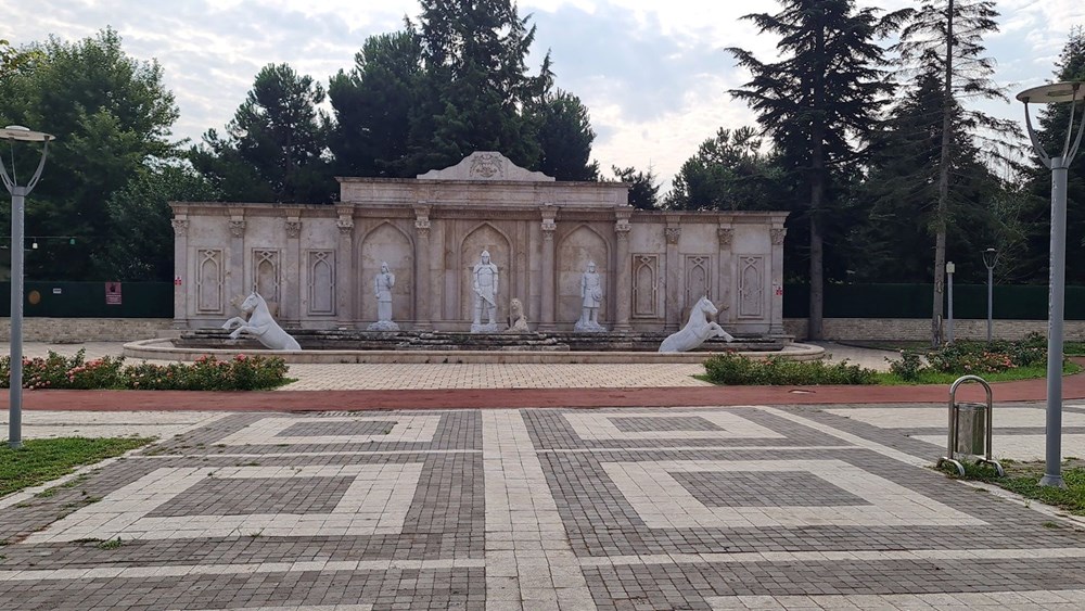 Düzce'de asker heykelinin mızrağı çalındı - 3