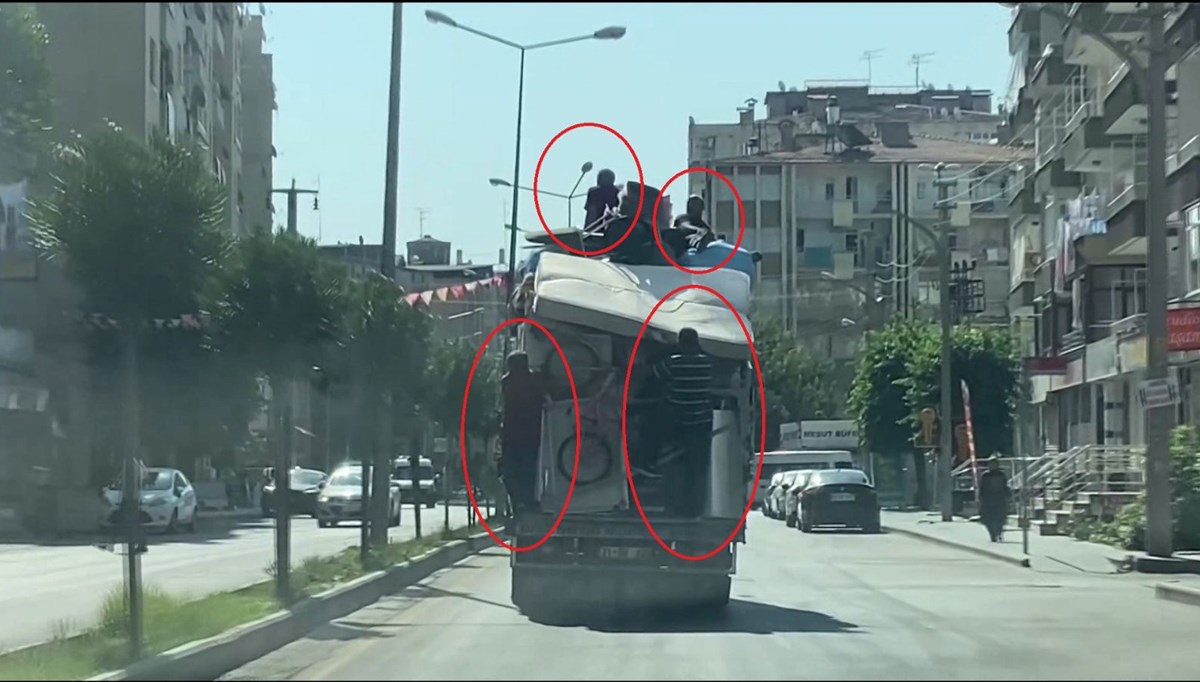 Ev eşyaları yüklü kamyonette tehlikeli yolculuk