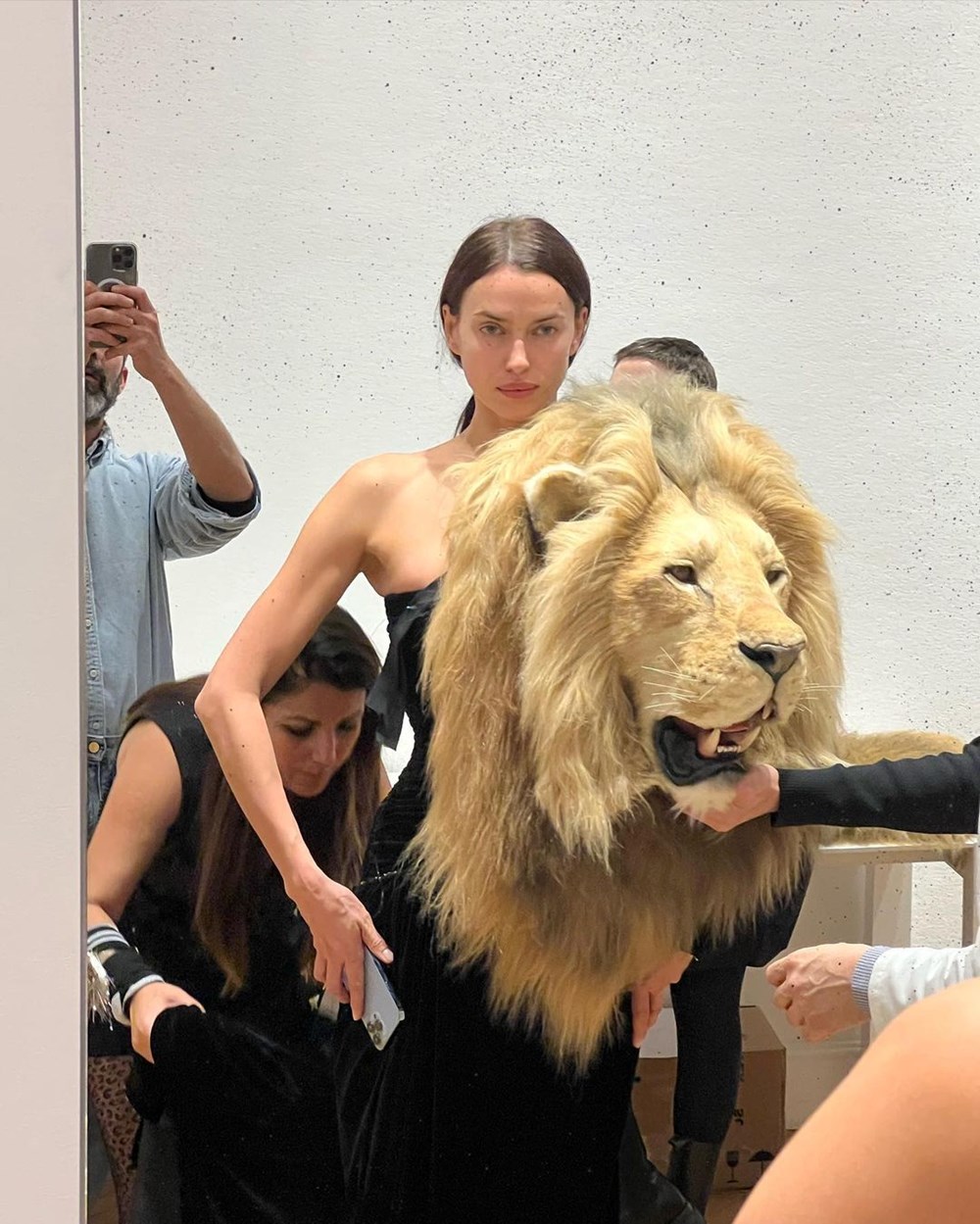 Paris Moda Haftası'na Kylie Jenner'ın 'aslan başlı' elbisesi damga vurdu - 8