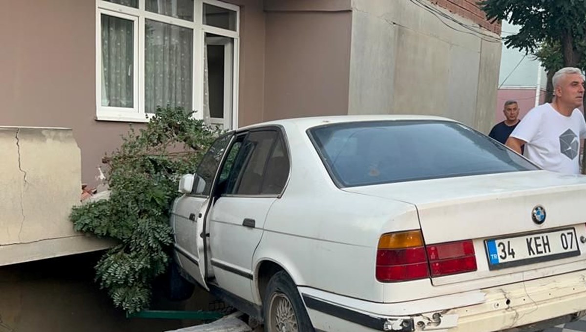 Arıza yapan aracını yokuş aşağı çalıştırmak isteyen sürücü ortalığı savaş alanına çevirdi Arıza yapan aracını yokuş aşağı çalıştırmak isteyen sürücü ortalığı savaş alanına çevirdi