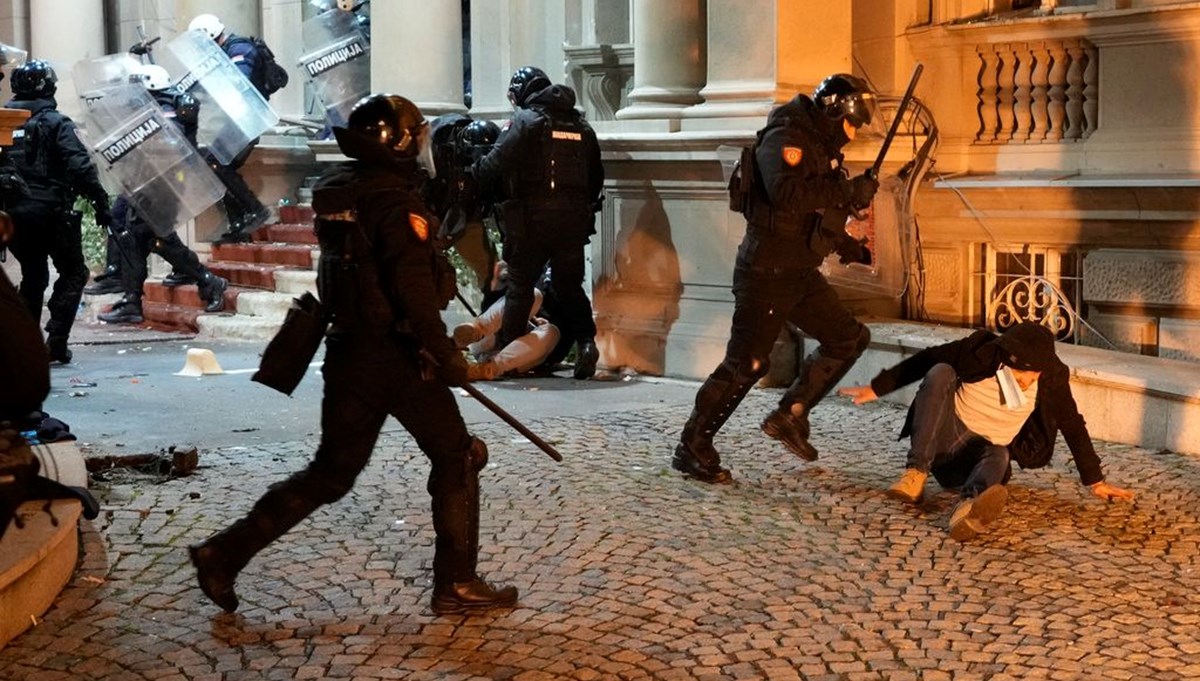 Belgrad'da belediye binasına baskın