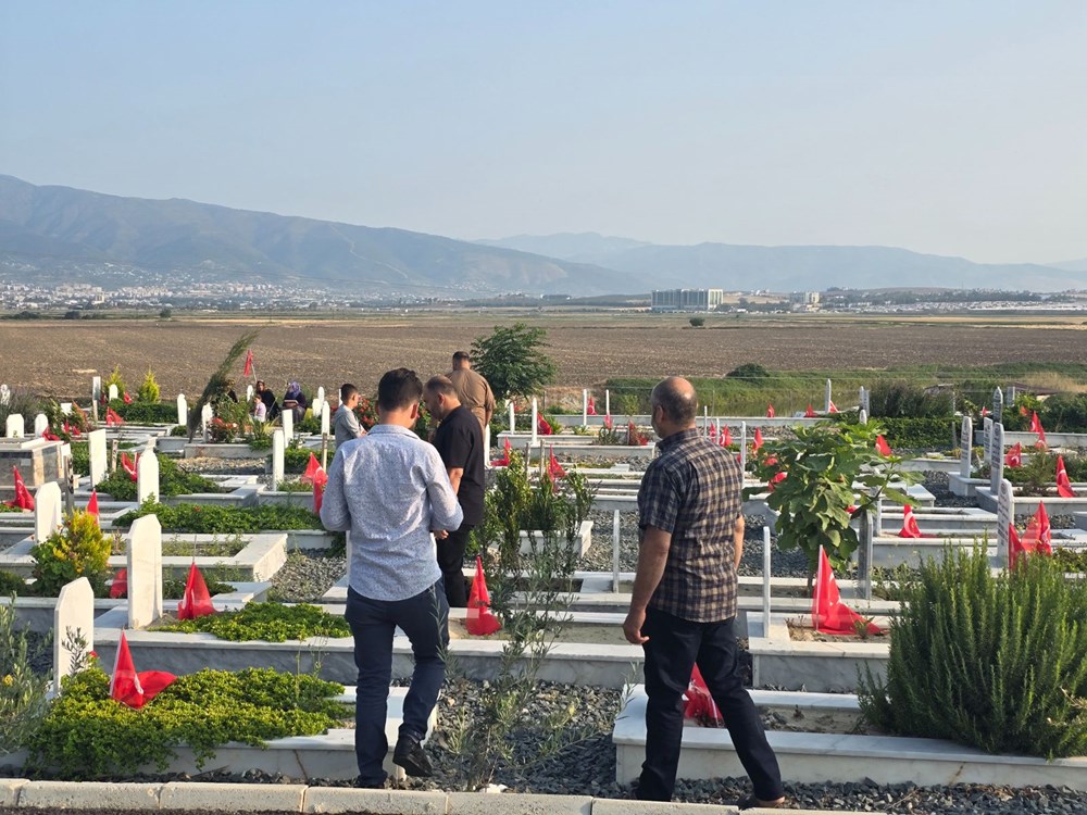 Deprem şehitliğinde buruk bayram - 1