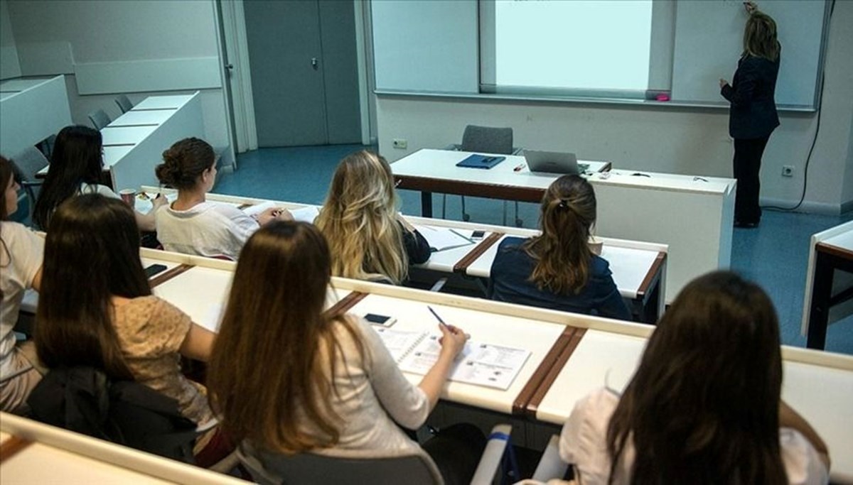 Üniversiteli kızlar erkek öğrencileri solladı