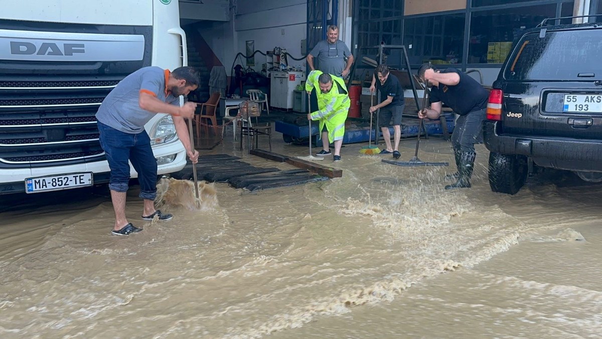 10 iş yeri sular altında kaldı! Sağanak yağış sebebiyle taşkınlar meydana geldi