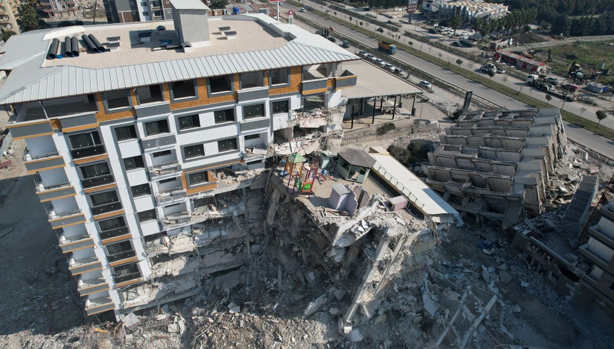 Deprem sabahı kaçan müteahhidin havuz için kolonları kestiği iddiası Deprem sabahı kaçan müteahhidin havuz için kolonları kestiği iddiası