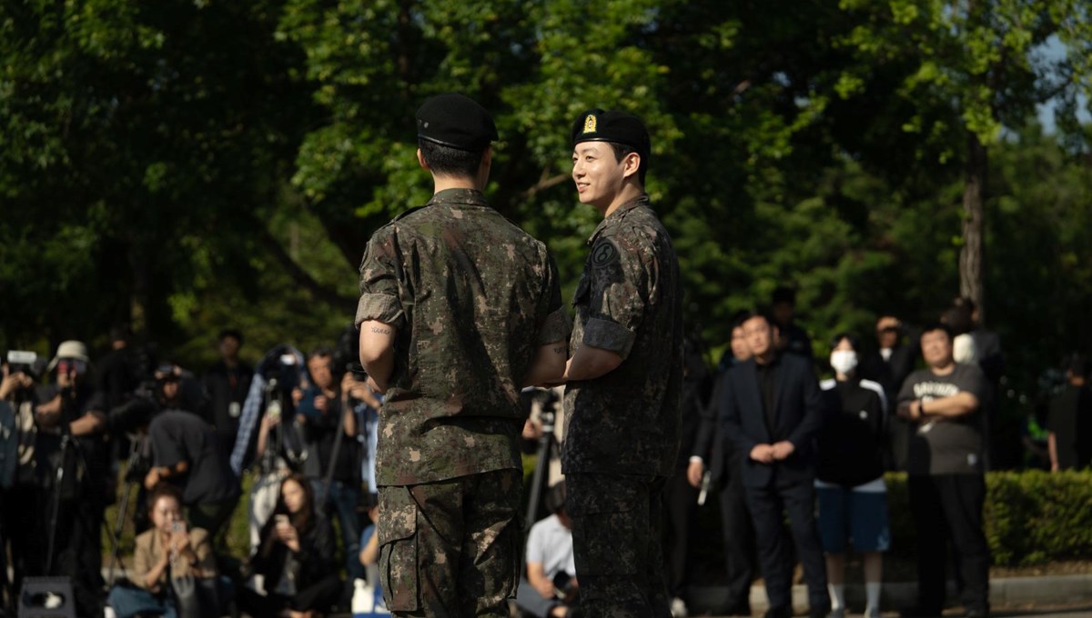 BTS üyeleri terhis oldu, hayranlar gözyaşlarıyla karşıladı