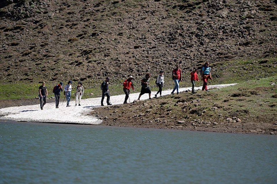 Yayla Dağı zirvesindeki göle ulaşmak için 7 kilometre yol katettiler - 2