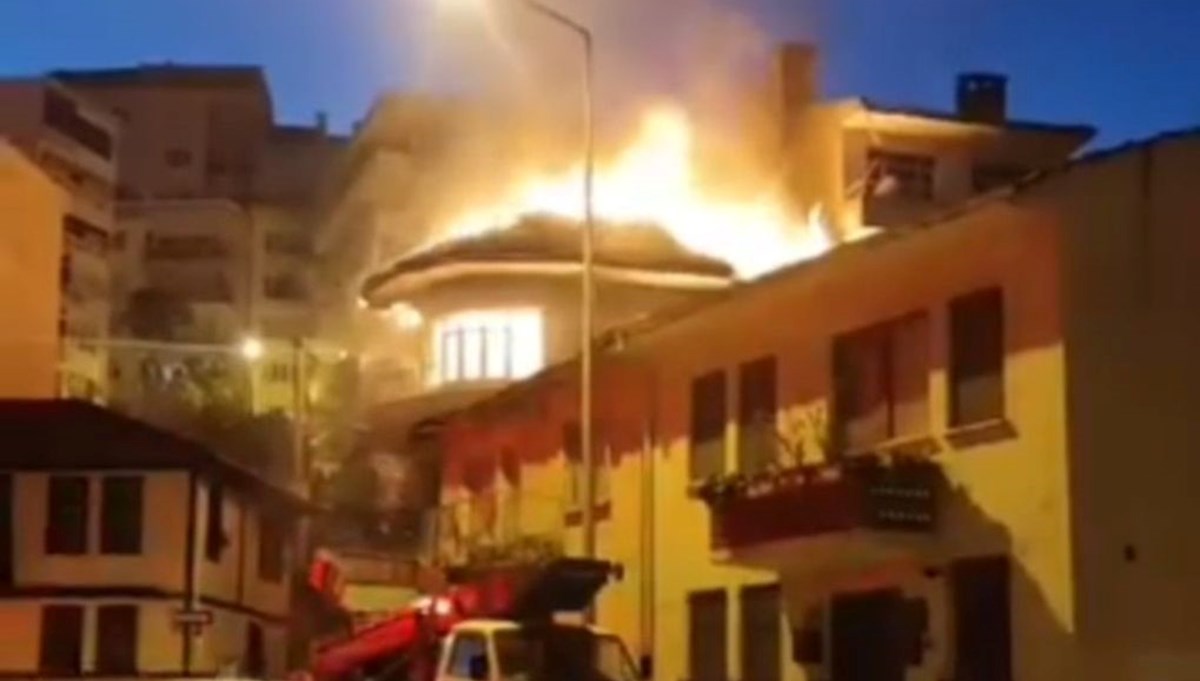 Bursa'da iki katlı binanın ikinci katı alev alev yandı Bursa'da iki katlı binanın ikinci katı alev alev yandı