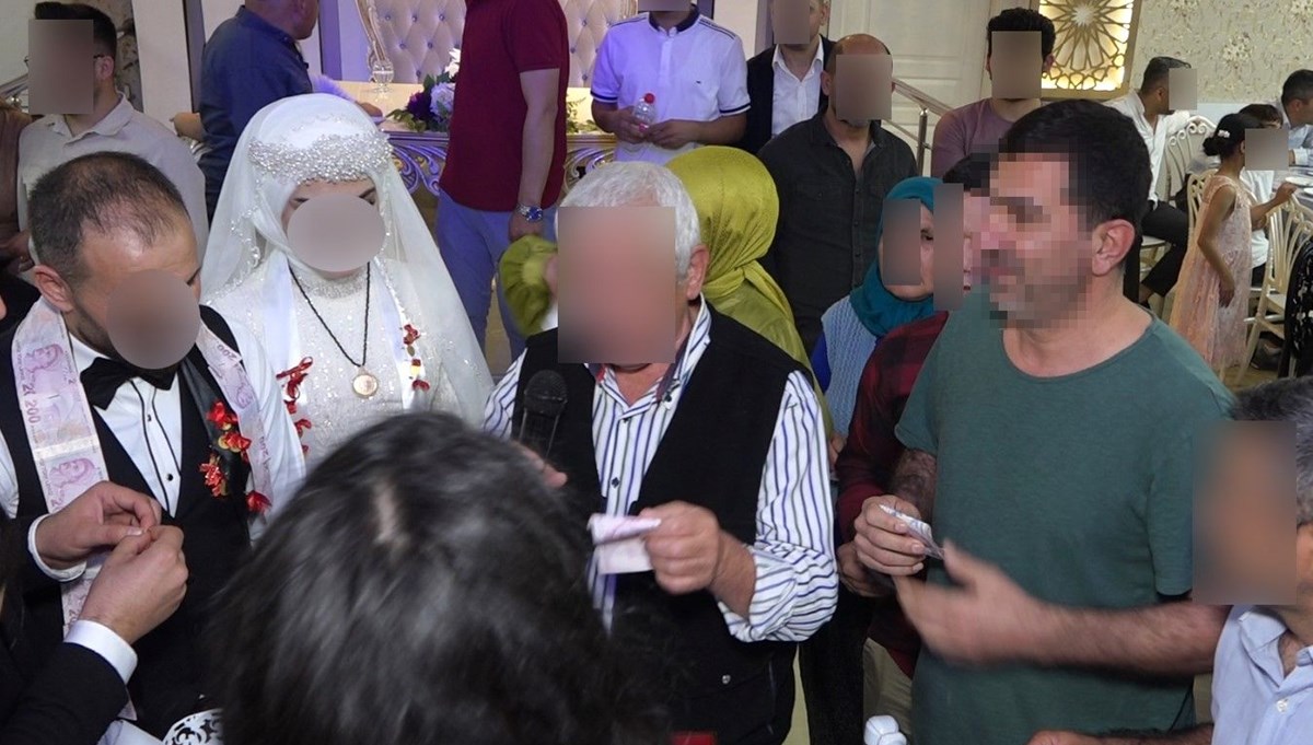 Davetsiz düğüne gitti; pasta yedi, takılan paraları çaldı Davetsiz düğüne gitti; pasta yedi, takılan paraları çaldı