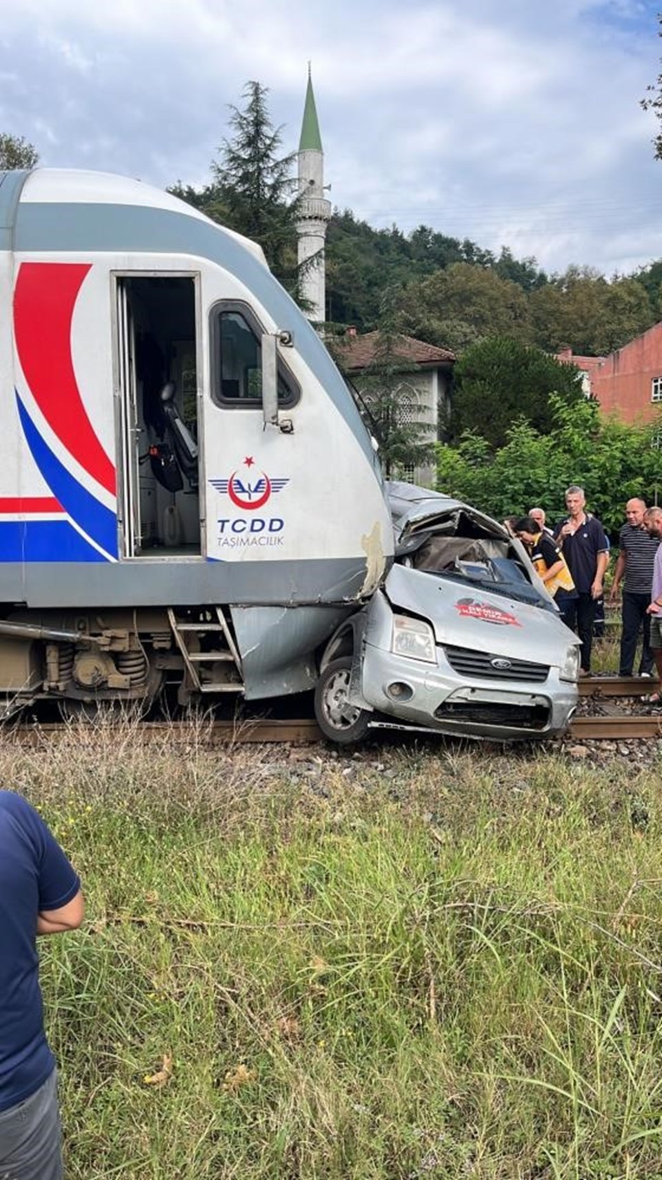 Kapalı bariyere rağmen hemzemin geçitten geçmeye çalışan araca tren çarptı - 1