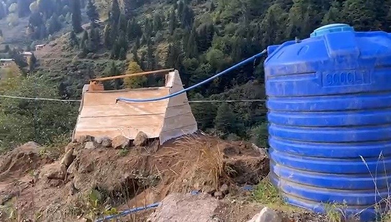 Gören mezar zannediyor ama gerçek başka: Dua okumak için gitmişti