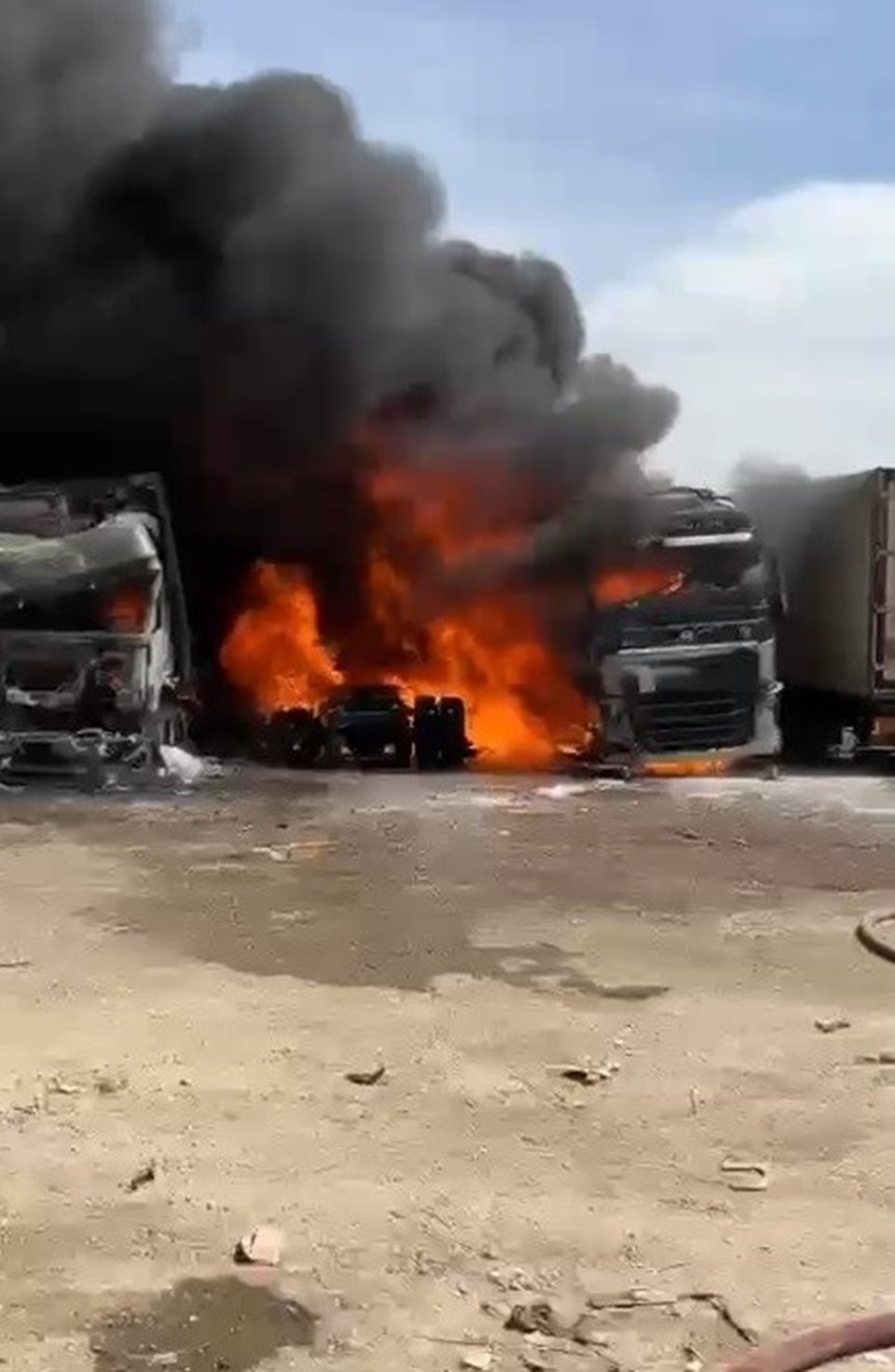 Mersin'de TIR garajında yangın: 5 araç kül oldu - 1