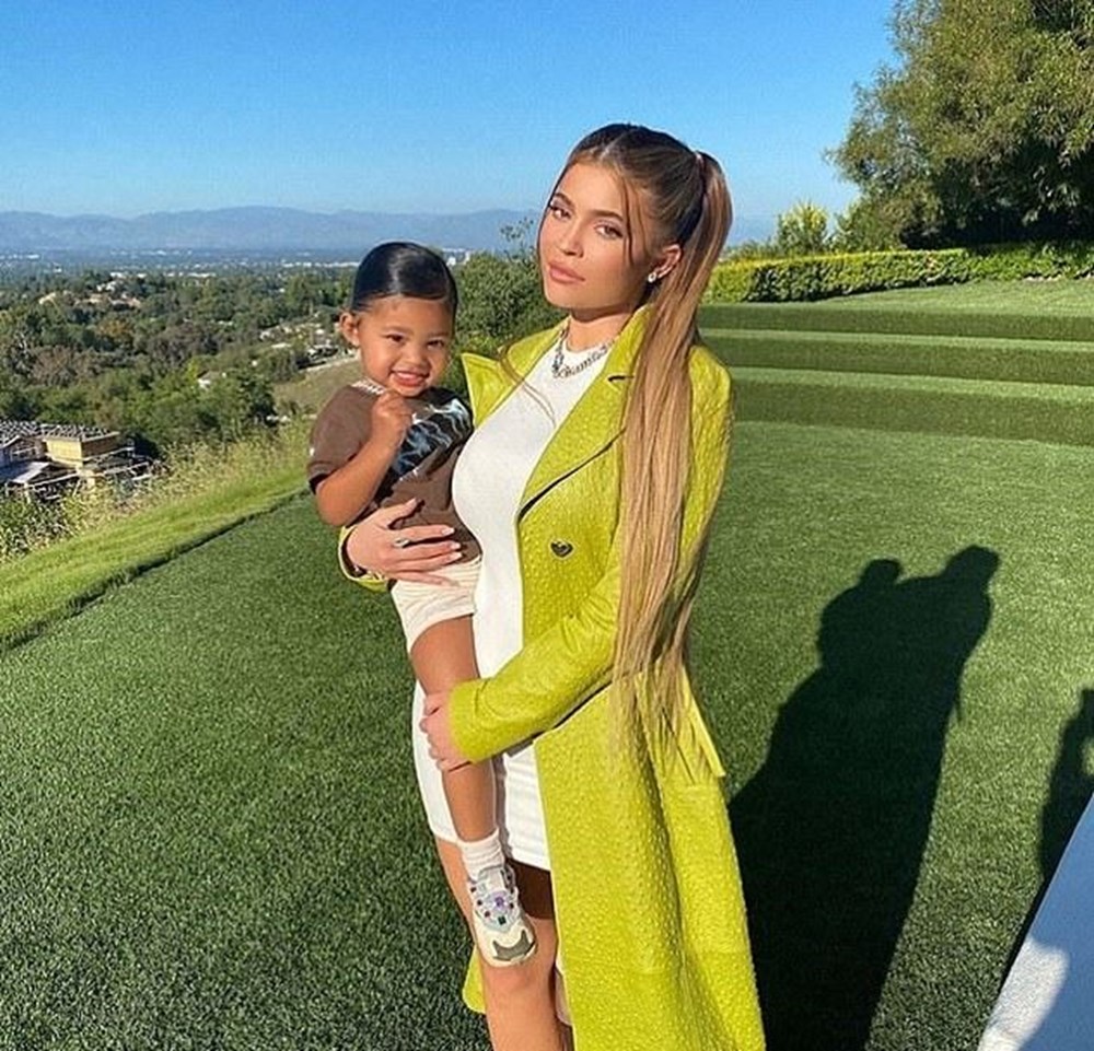 Kylie Jenner kızı Stormi ile Vogue kapağında (Karantinada çekim) - 5