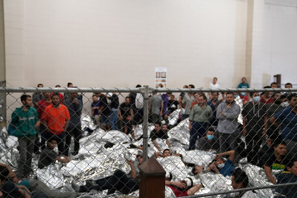 Pence'in göçmen merkezi ziyaretinde kaydedilen görüntüler gündem oldu - 1