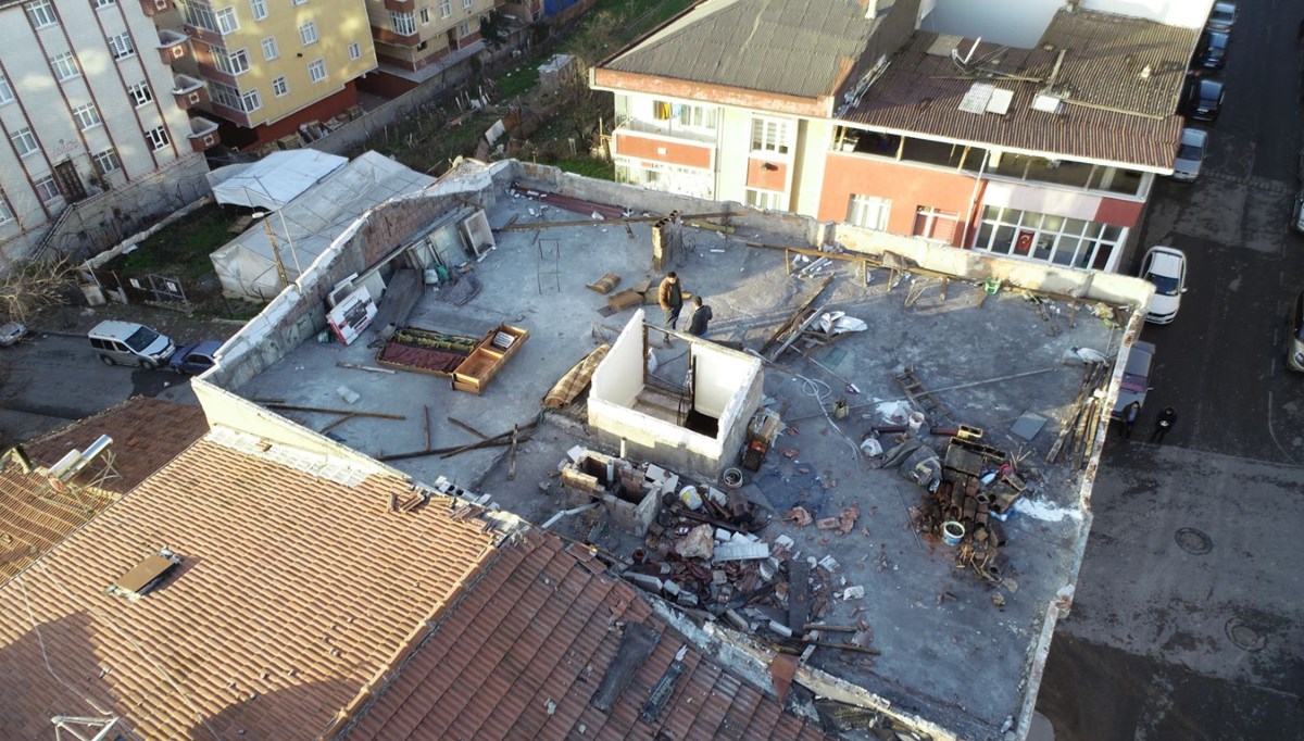 Deprem değil fırtına yıktı: NTV ekibi çatısı uçan evde