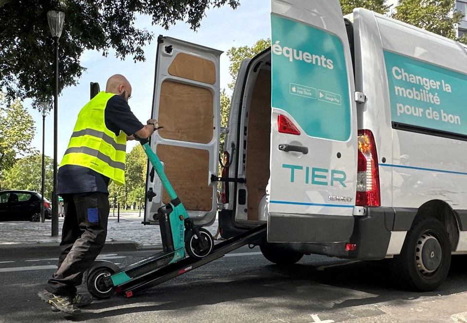 Avrupa'da bir ilk: Paris'te son elektrikli scooter da kaldırıldı - 1