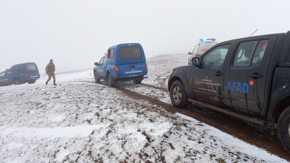 Kars'ta donmak üzere olan 2 çobanı ekipler kurtardı - 1