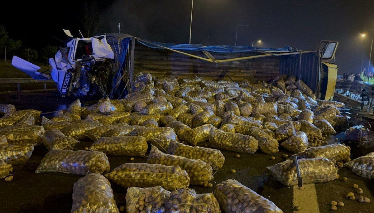 Patates yüklü kamyon devrildi, Bolu Dağı İstanbul istikameti trafiğe kapandı Patates yüklü kamyon devrildi, Bolu Dağı İstanbul istikameti trafiğe kapandı