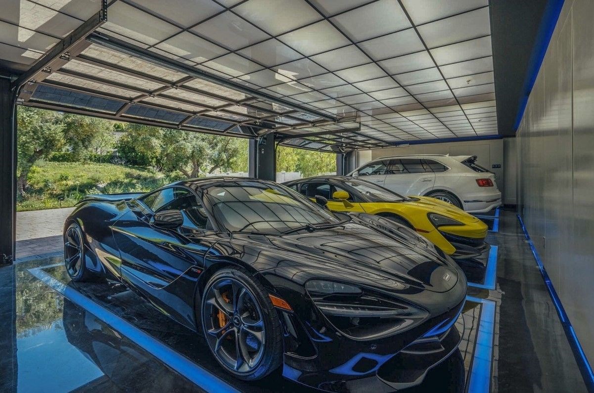 <p>Havuzu, spor salonu, gurme mutfağı, sinema salonu, beş araçlık garajı, basketbol sahası ve şarap mahzeni, evin diğer özelliklerinden bazıları.</p>