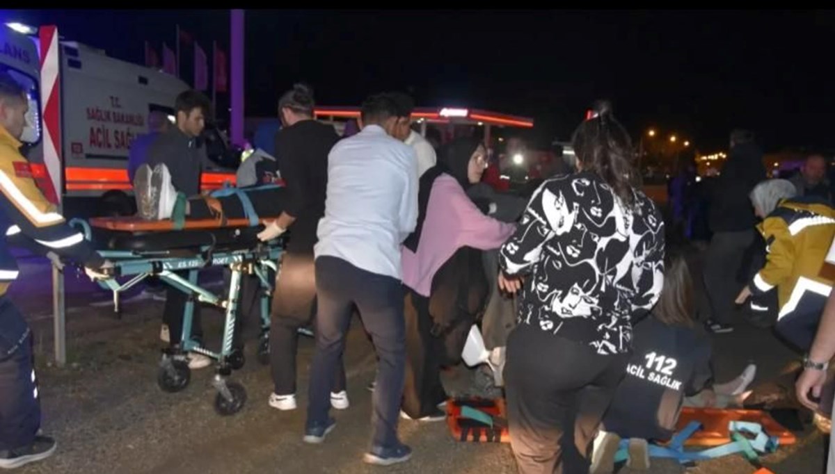 Gümüşhane'de feci kaza: 11 yaralı Gümüşhane'de feci kaza: 11 yaralı