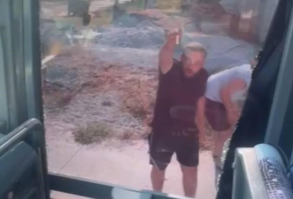 Turistleri taşıyan tur otobüsünde korku dolu anlar! Taşla saldırıp şoförün başını yardılar - 2