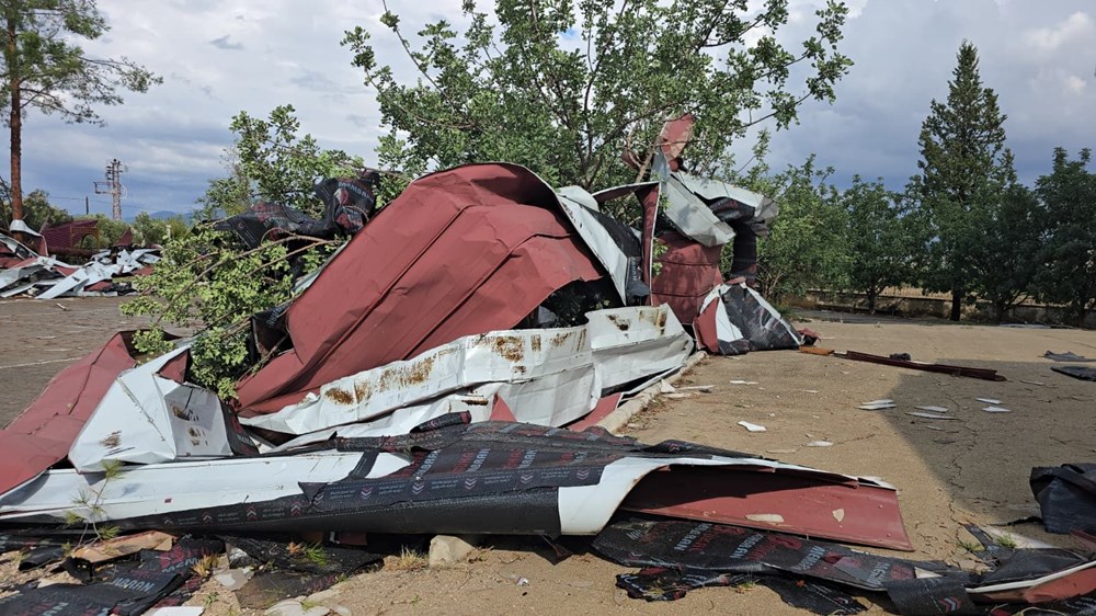Fırtına Adana'yı vurdu: Çatılar uçtu, ağaçlar devrildi - 3