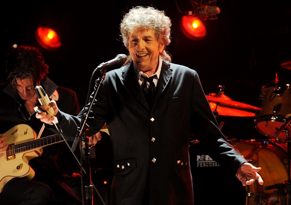 Bob Dylan kitaplarını otomatik kalemle imzaladığı için özür diledi - 4