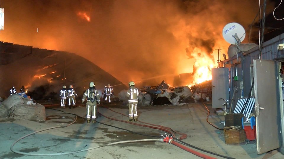 Ümraniye’de geri dönüşüm tesisinde çıkan yangında 8 işyeri zarar gördü - 1