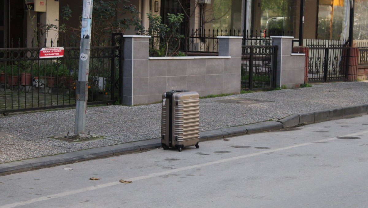 Yol kenarına bırakılan şüpheli valiz ekipleri harekete geçirdi Yol kenarına bırakılan şüpheli valiz ekipleri harekete geçirdi