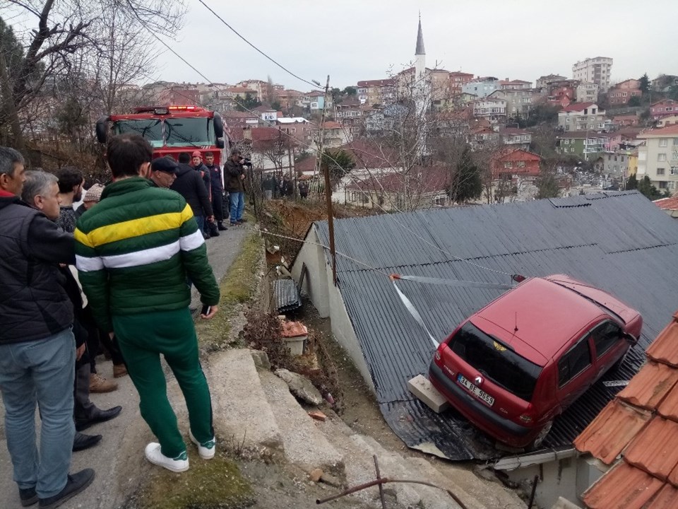 Fren yerine gaza basınca çatıya düştü Son Dakika Türkiye Haberleri Fren yerine gaza basınca çatıya düştü Son Dakika Türkiye Haberleri