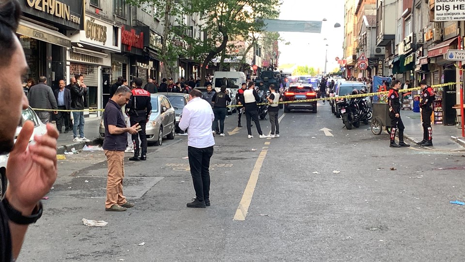 Beyoğlu'nda sokakta bulunanlara silahlı saldırı: 1 ölü, 4 yaralı - 1