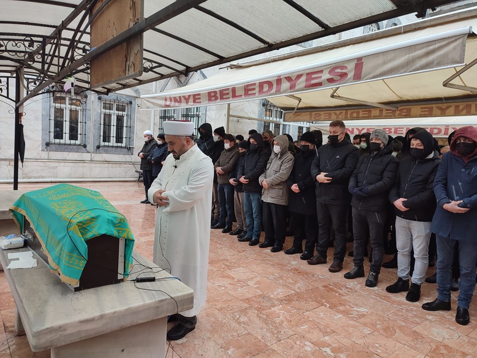 Soluk borusuna kaçan fındık nedeniyle ölen 2,5 yaşındaki Mehmet toprağa verildi - 1