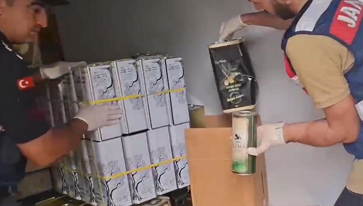 Balıkesir'de ele geçirildi! 3 bin 879 litre sahte zeytinyağı, 1800 kilo sahte bal Balıkesir'de ele geçirildi! 3 bin 879 litre sahte zeytinyağı, 1800 kilo sahte bal