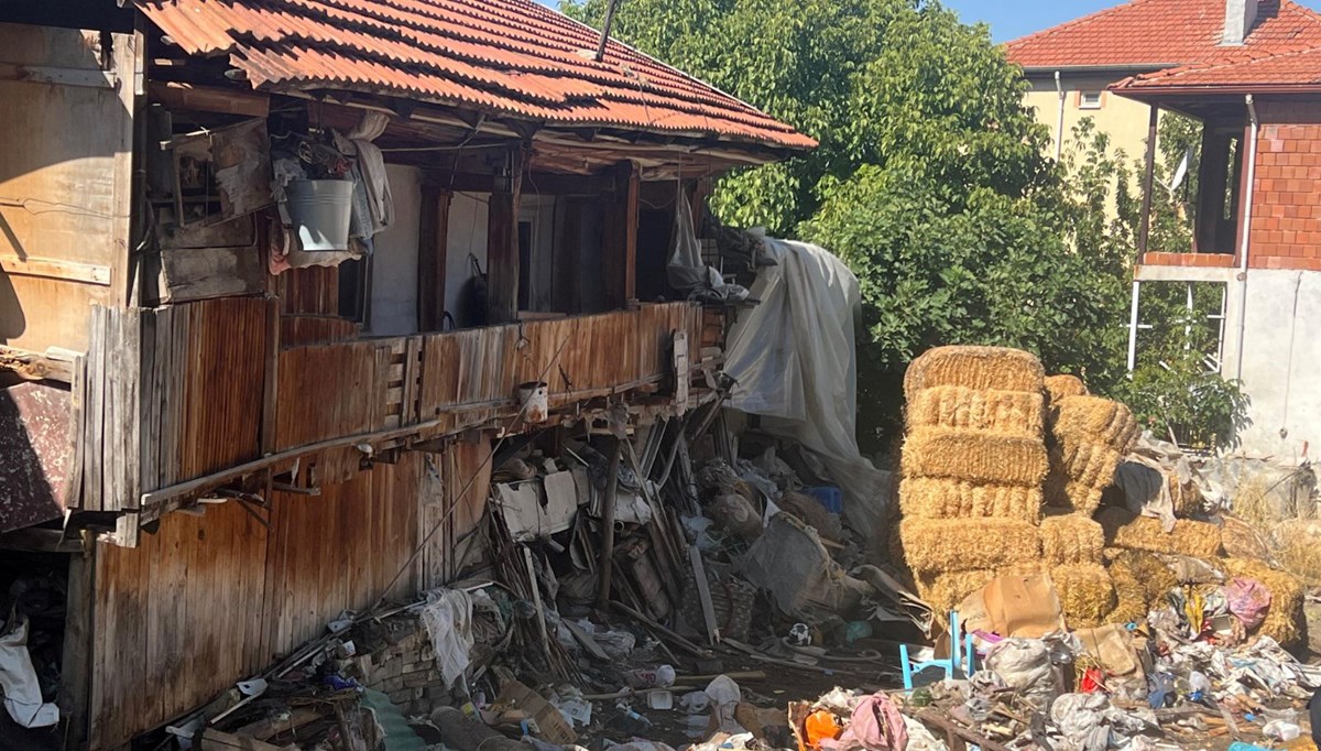Kötü koku gelen evden 20 kamyon çöp çıktı