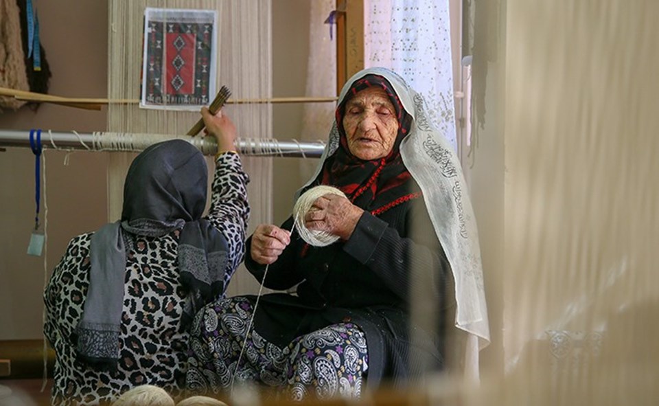 Dokuma kursunun 85 yaşındaki kursiyeri hem öğreniyor hem öğretiyor - 1