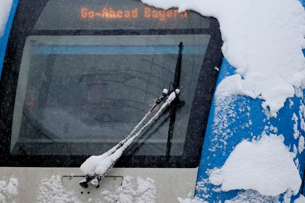 Almanya'da kar esareti: Uçuşlar iptal edildi, tren ve otobüsler çalışmadı - 12
