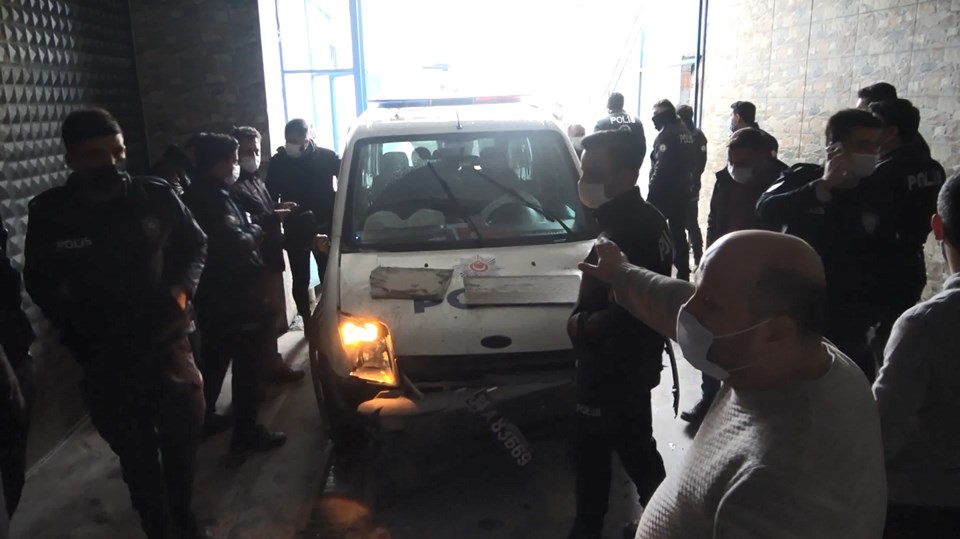 Esenyurt'ta şüpheliyi kovalayan polis, iş yeri duvarına çarptı - 1